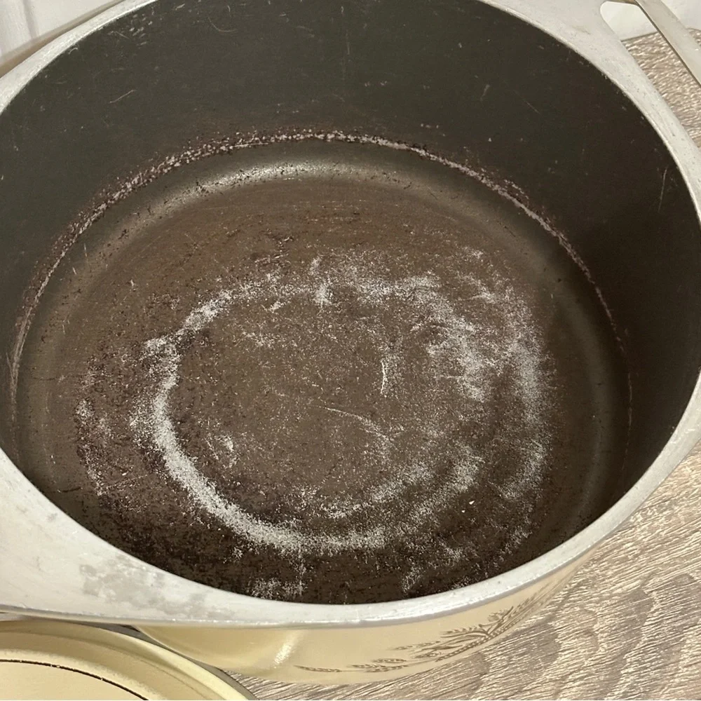Dutch Oven Club Aluminum Stock Pot 4 Quart with Lid Almond Harvest Wheat Vintage
